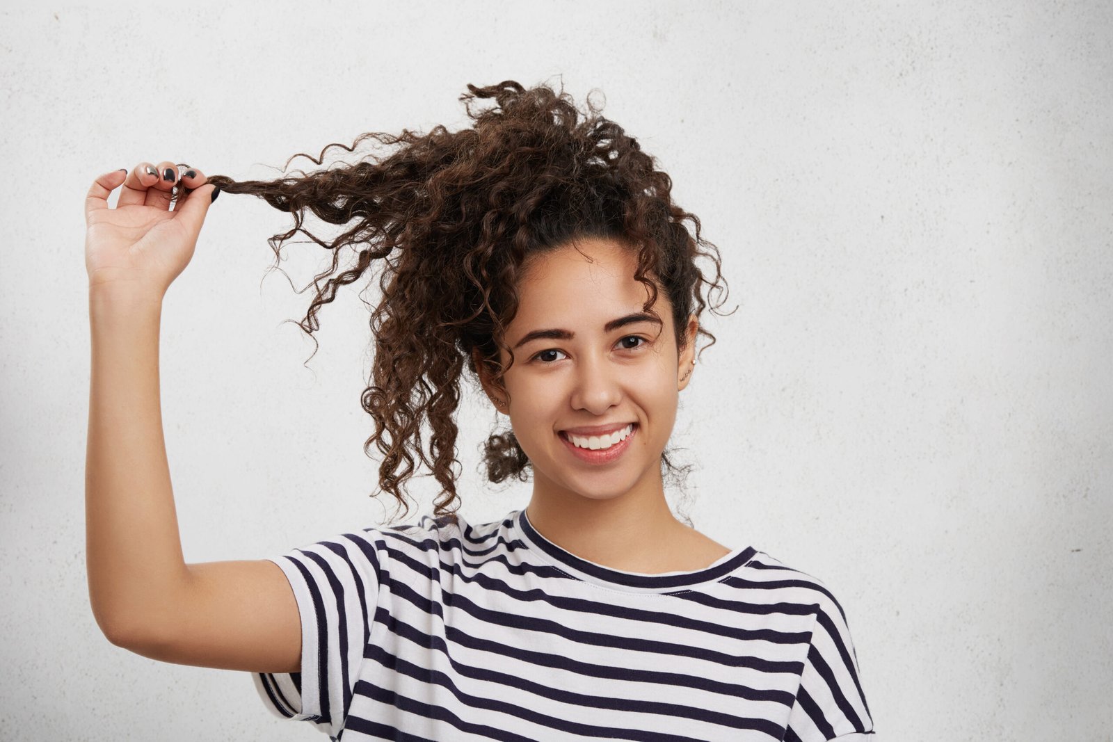 How to Reduce Frizz in Curly Hair? A Simple Guide For You