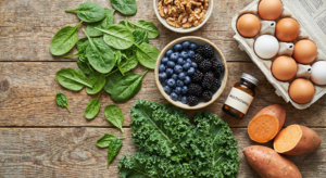 Best foods and vitamins including spinach, eggs, and berries to prevent gray hair